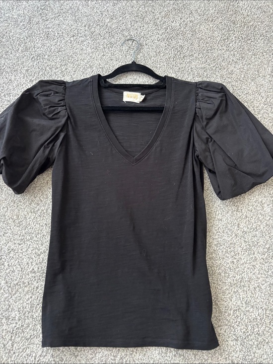 Nation LTD Tops - Nation ltd Black V-Neck Puff Sleeve Tee Shirt